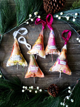 Load image into Gallery viewer, Christmas Tree Ornament no.5 JOY