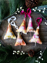 Load image into Gallery viewer, Christmas Tree Ornament no.9 JOY